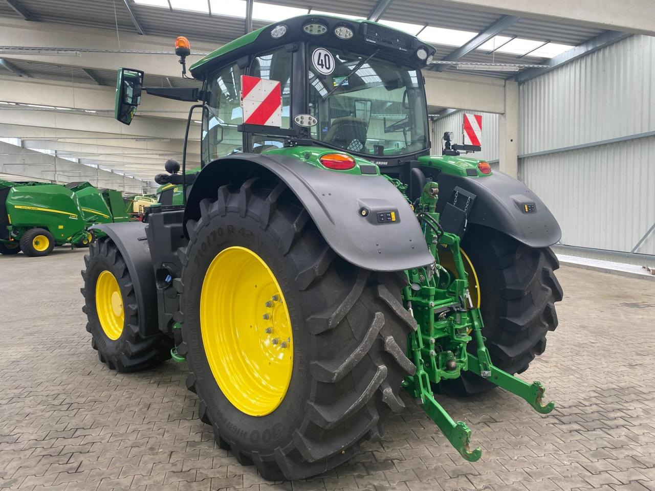 John Deere 6R 215 - Трактор: фото 4 John Deere 6R 215 - Трактор: фото 4