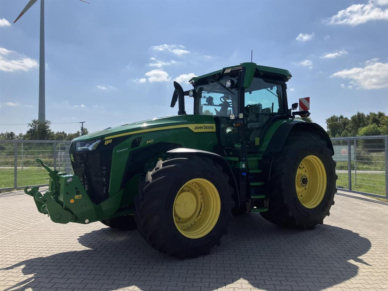 John Deere 8R 340 - Трактор: фото 1 John Deere 8R 340 - Трактор: фото 1