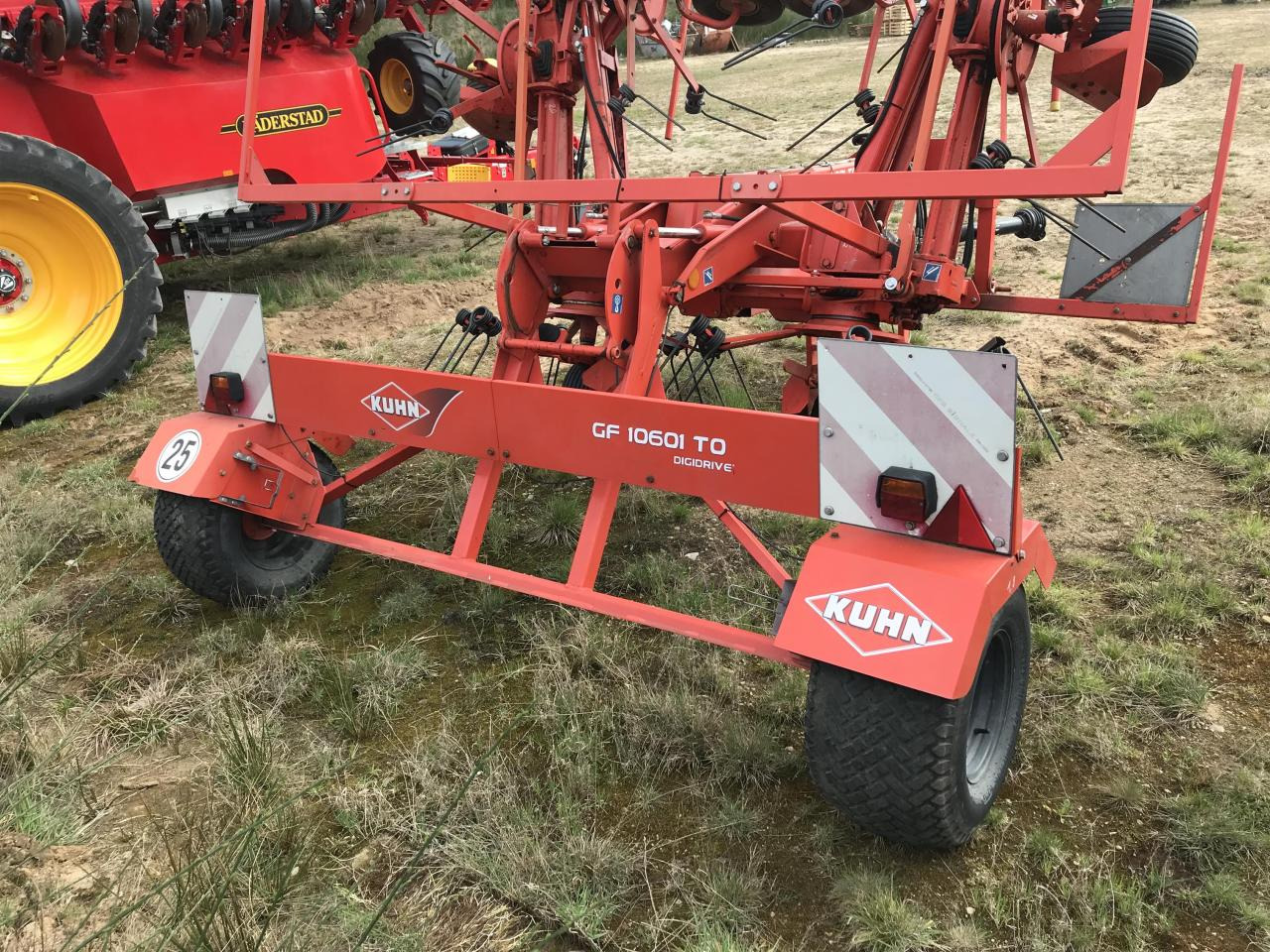 Kuhn GF 10601TO - Сіноворушилка: фото 5 Kuhn GF 10601TO - Сіноворушилка: фото 5