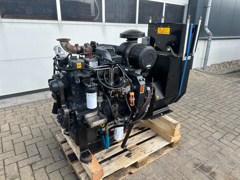 Iveco FPT NEF45 SM1A.A0 Stamford 60 kVA generatorset - Електричний генератор: фото 3 Iveco FPT NEF45 SM1A.A0 Stamford 60 kVA generatorset - Електричний генератор: фото 3