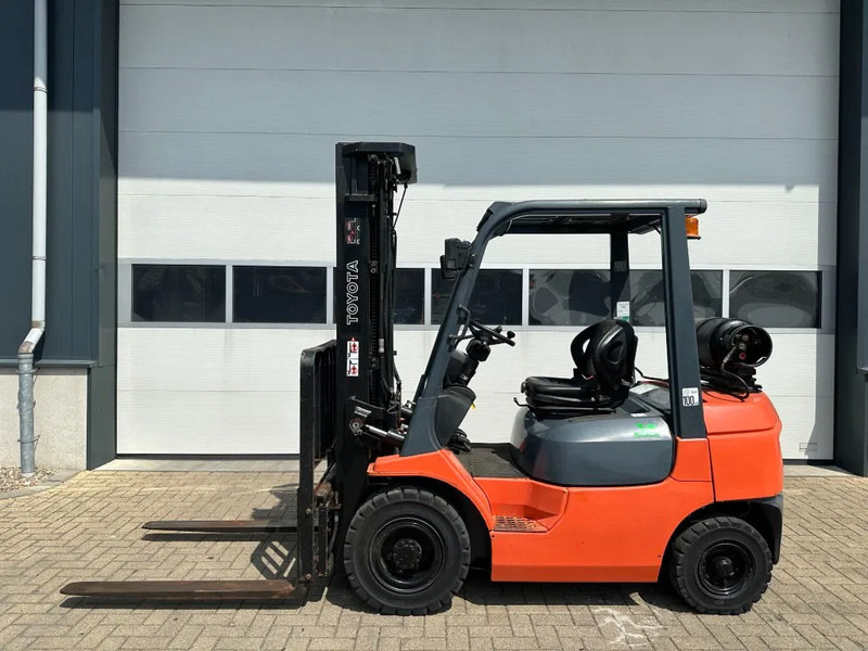 Toyota 2.5 ton Triplex Freelift Sideshift LPG Heftruck - Газовий навантажувач: фото 2 Toyota 2.5 ton Triplex Freelift Sideshift LPG Heftruck - Газовий навантажувач: фото 2