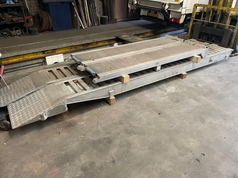 Kässbohrer Oprijplaaten - Низькорамна платформа напівпричіп: фото 1 Kässbohrer Oprijplaaten - Низькорамна платформа напівпричіп: фото 1