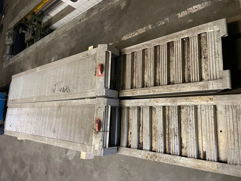 Kässbohrer Oprijplaaten - Низькорамна платформа напівпричіп: фото 2 Kässbohrer Oprijplaaten - Низькорамна платформа напівпричіп: фото 2