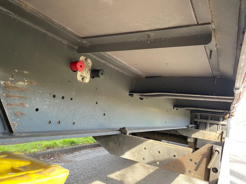 Kässbohrer Taut Liner Schuifdak - Закритий кузов напівпричіп: фото 3 Kässbohrer Taut Liner Schuifdak - Закритий кузов напівпричіп: фото 3