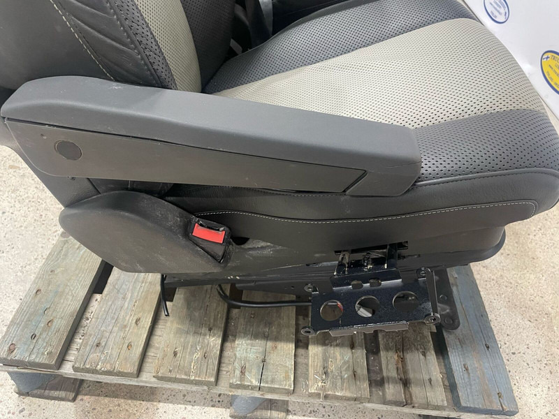 Volvo FM4 - Сидіння: фото 5 Volvo FM4 - Сидіння: фото 5