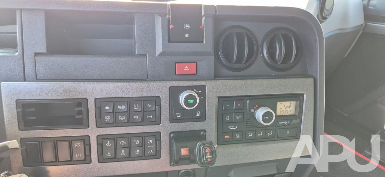 Тягач Renault T480: фото 19