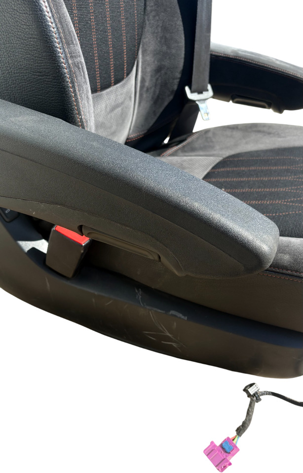 DAF BESTUURDERSZITPLAATS MET DAF LOGO GEBRUIKT 2437894U - Сидіння в категорії Вантажівки: фото 3 DAF BESTUURDERSZITPLAATS MET DAF LOGO GEBRUIKT 2437894U - Сидіння в категорії Вантажівки: фото 3