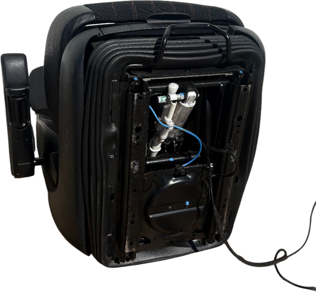 DAF BESTUURDERSZITPLAATS MET DAF LOGO GEBRUIKT 2437894U - Сидіння в категорії Вантажівки: фото 5 DAF BESTUURDERSZITPLAATS MET DAF LOGO GEBRUIKT 2437894U - Сидіння в категорії Вантажівки: фото 5