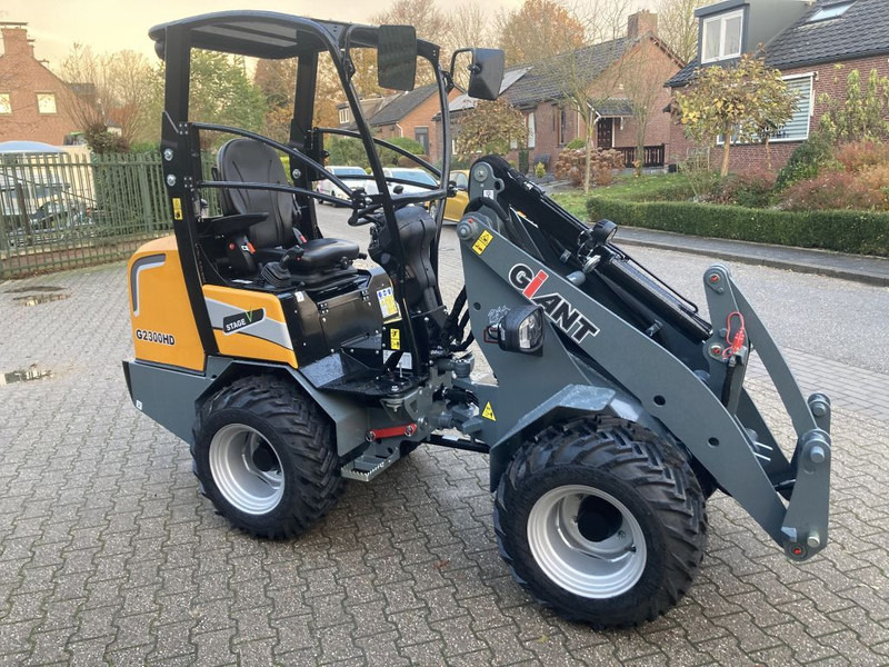 Giant G2300 HD - Компактний фронтальний навантажувач: фото 5 Giant G2300 HD - Компактний фронтальний навантажувач: фото 5