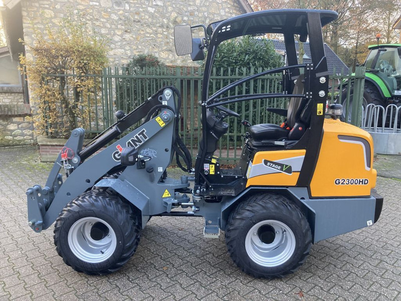 Giant G2300 HD - Компактний фронтальний навантажувач: фото 1 Giant G2300 HD - Компактний фронтальний навантажувач: фото 1