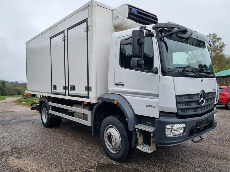 Mercedes-Benz ATEGO 1323 4x4 Refrigerated CARRIER XARIOS 600MT + Tail Lift - Рефрижератор вантажівка: фото 1 Mercedes-Benz ATEGO 1323 4x4 Refrigerated CARRIER XARIOS 600MT + Tail Lift - Рефрижератор вантажівка: фото 1
