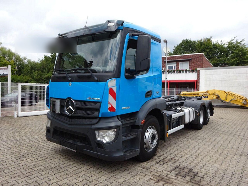Mercedes-Benz Antos 2533 - Hook lift truck 6x2 - Гаковий мультиліфт вантажівка: фото 1 Mercedes-Benz Antos 2533 - Hook lift truck 6x2 - Гаковий мультиліфт вантажівка: фото 1