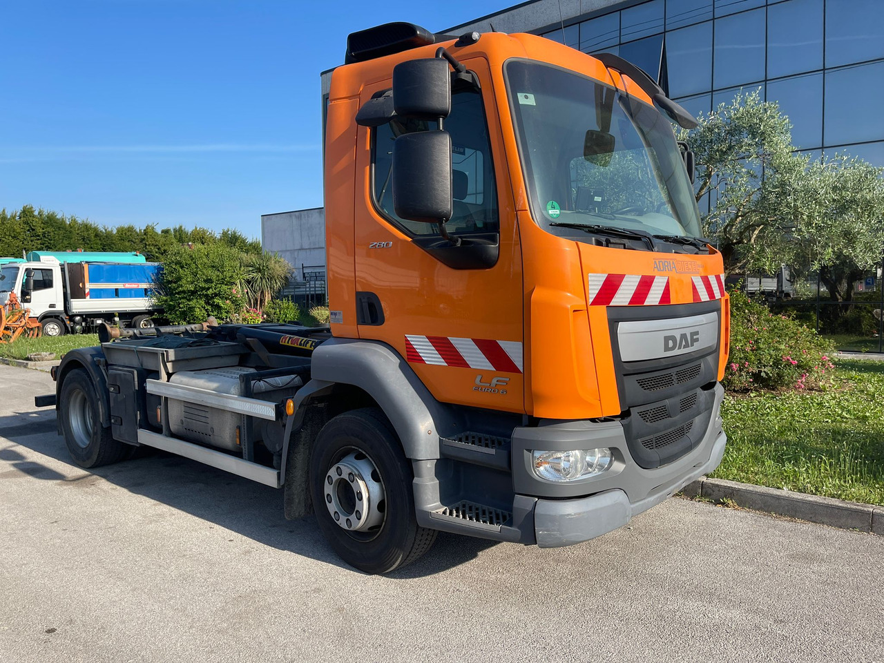 DAF LF280LE - Гаковий мультиліфт вантажівка: фото 2 DAF LF280LE - Гаковий мультиліфт вантажівка: фото 2