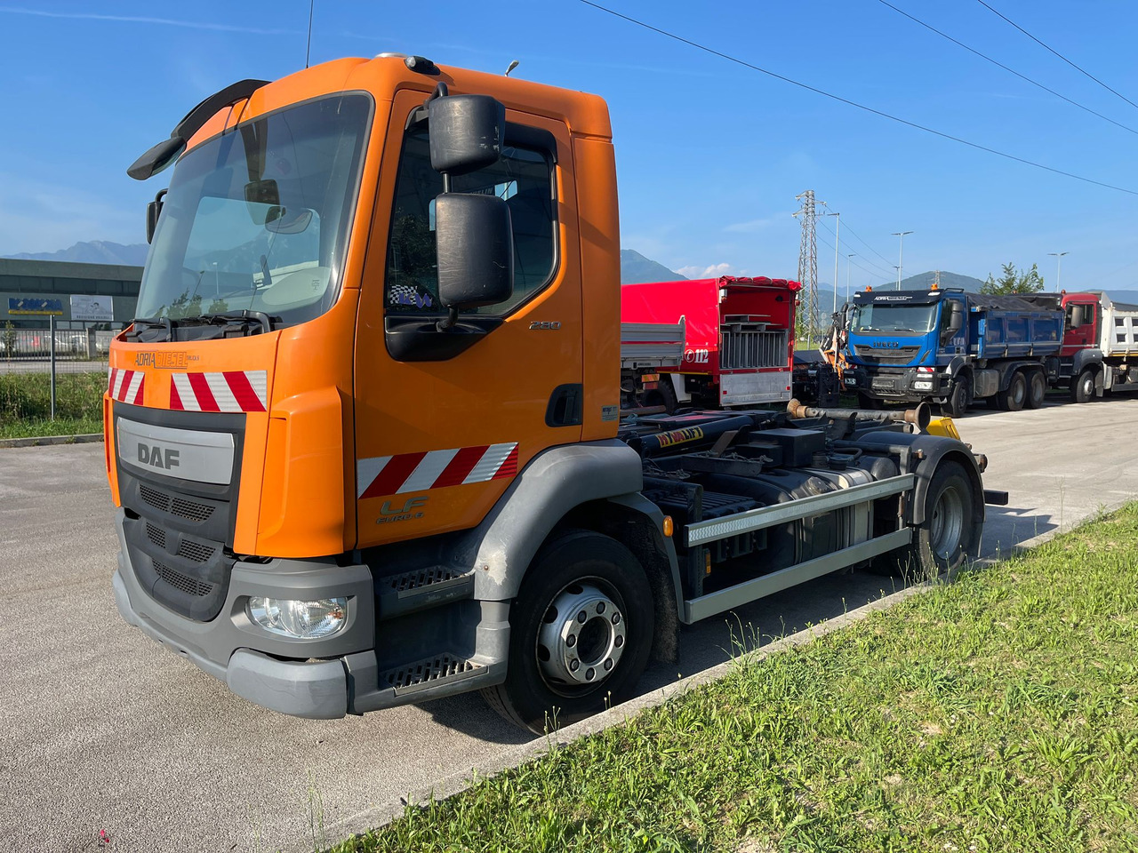 DAF LF280LE - Гаковий мультиліфт вантажівка: фото 1 DAF LF280LE - Гаковий мультиліфт вантажівка: фото 1