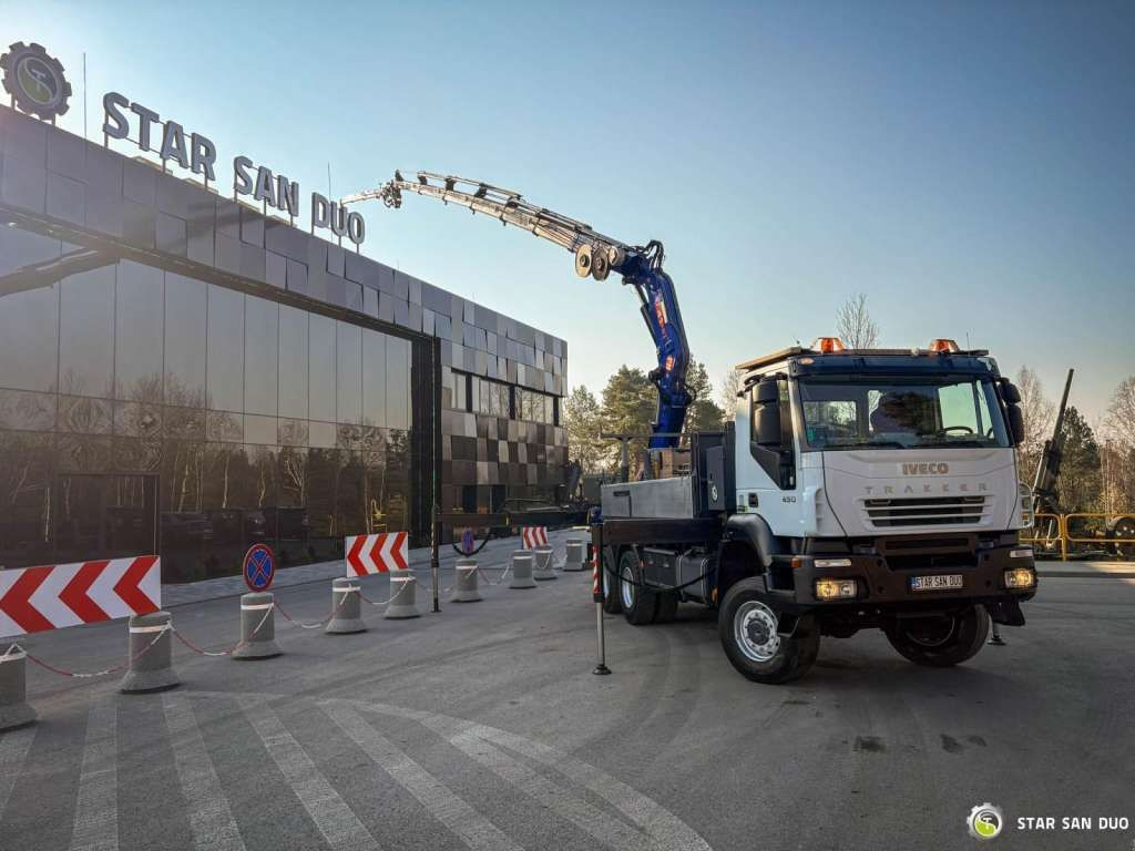 Iveco TRAKKER 450 6x6 PM41S FLY JIB Crane Kipper - Вантажівка з маніпулятором: фото 3 Iveco TRAKKER 450 6x6 PM41S FLY JIB Crane Kipper - Вантажівка з маніпулятором: фото 3