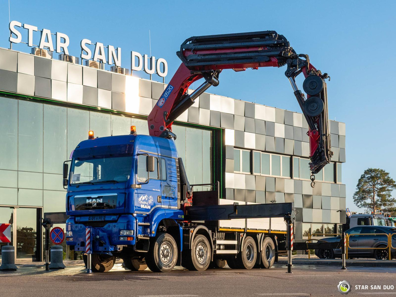 - Вантажівка з маніпулятором: фото 1 - Вантажівка з маніпулятором: фото 1