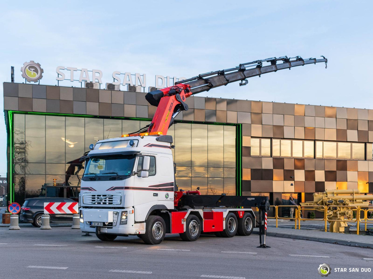 - Вантажівка з маніпулятором: фото 1 - Вантажівка з маніпулятором: фото 1