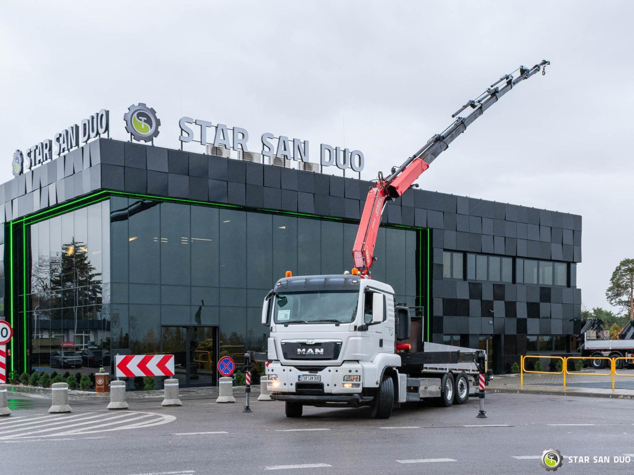 - Вантажівка з маніпулятором: фото 1 - Вантажівка з маніпулятором: фото 1