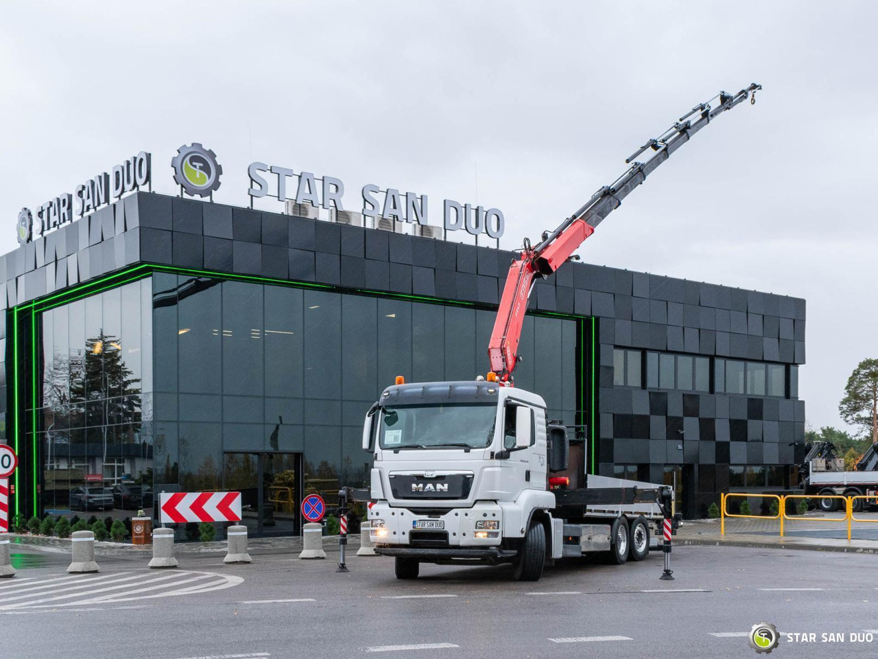 - Вантажівка з маніпулятором: фото 1 - Вантажівка з маніпулятором: фото 1