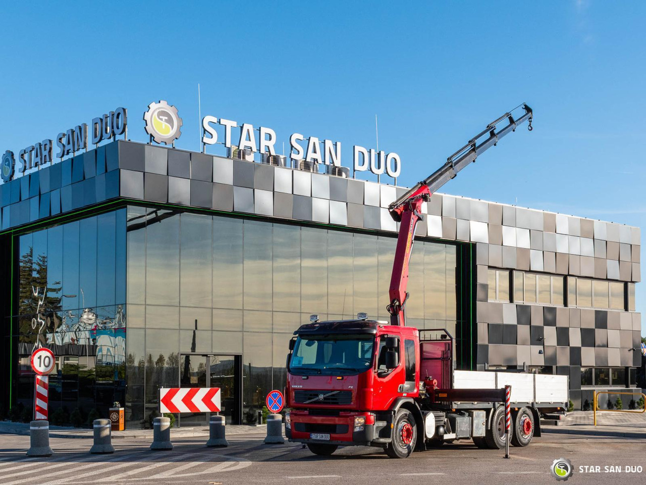 - Вантажівка з маніпулятором: фото 1 - Вантажівка з маніпулятором: фото 1