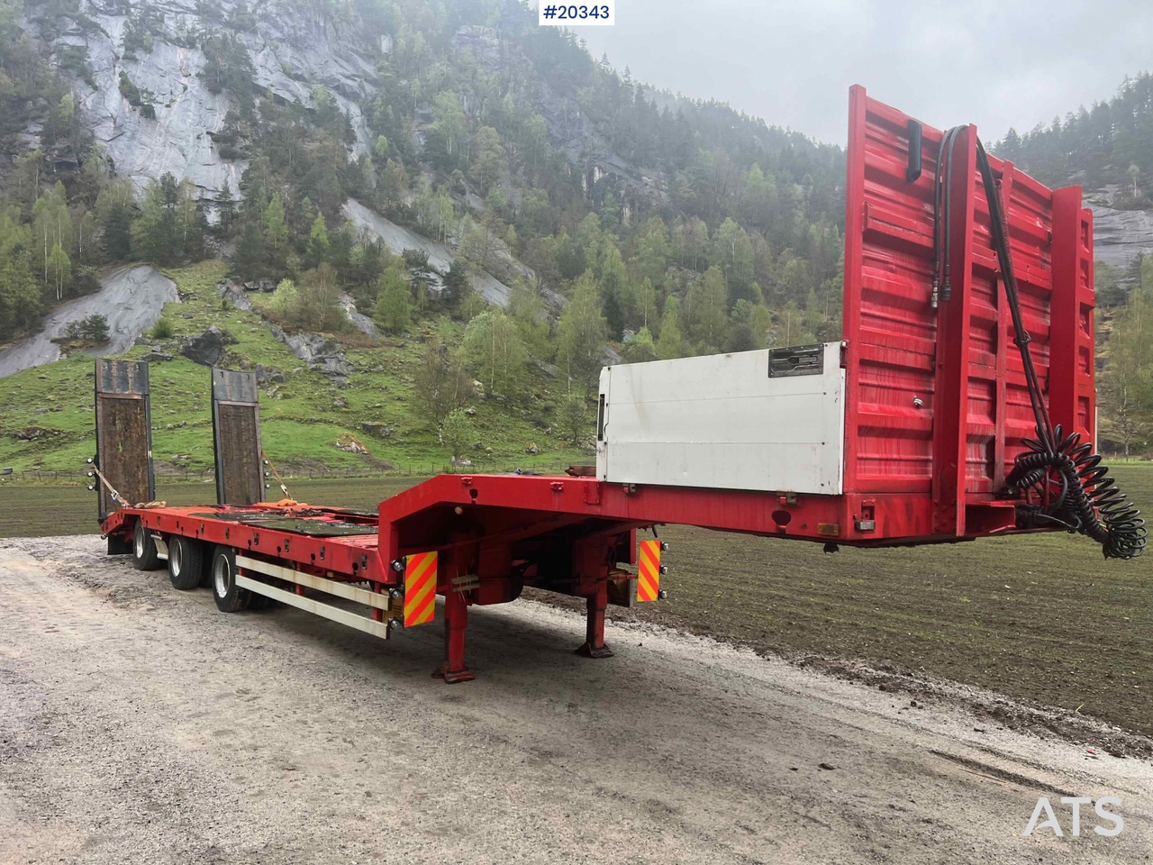 Damm SE-51M 3 akslet Maskinhenger m/ hydrauliske kjørebroer - Низькорамна платформа напівпричіп: фото 1 Damm SE-51M 3 akslet Maskinhenger m/ hydrauliske kjørebroer - Низькорамна платформа напівпричіп: фото 1