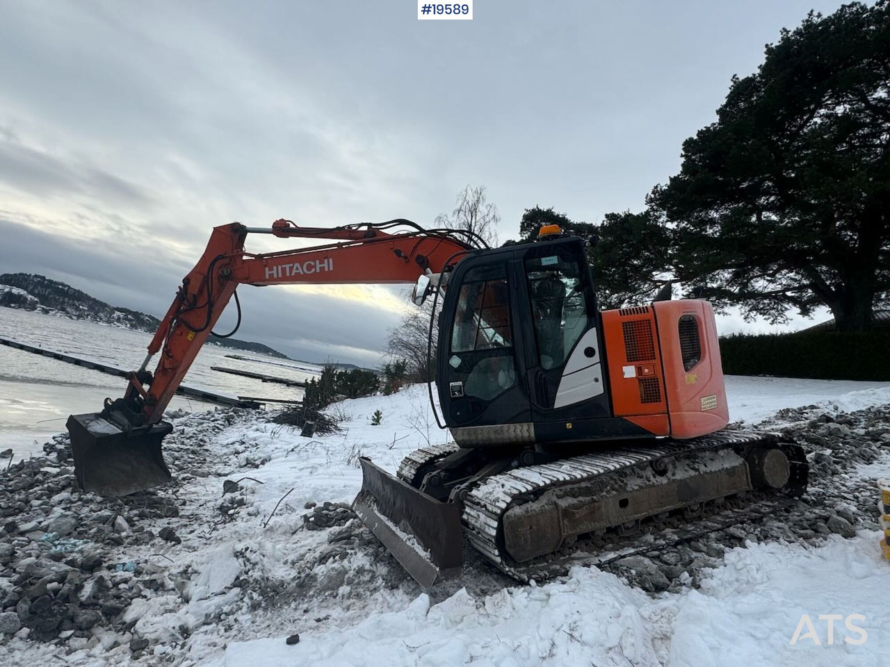 Hitachi ZX135US-5B - Екскаватор: фото 1 Hitachi ZX135US-5B - Екскаватор: фото 1
