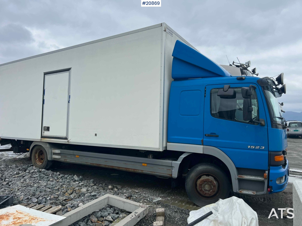 Mercedes 1523 4x2 skapbil m/ full sideåpning og lift Rep.objekt - Вантажівка з закритим кузовом: фото 5 Mercedes 1523 4x2 skapbil m/ full sideåpning og lift Rep.objekt - Вантажівка з закритим кузовом: фото 5