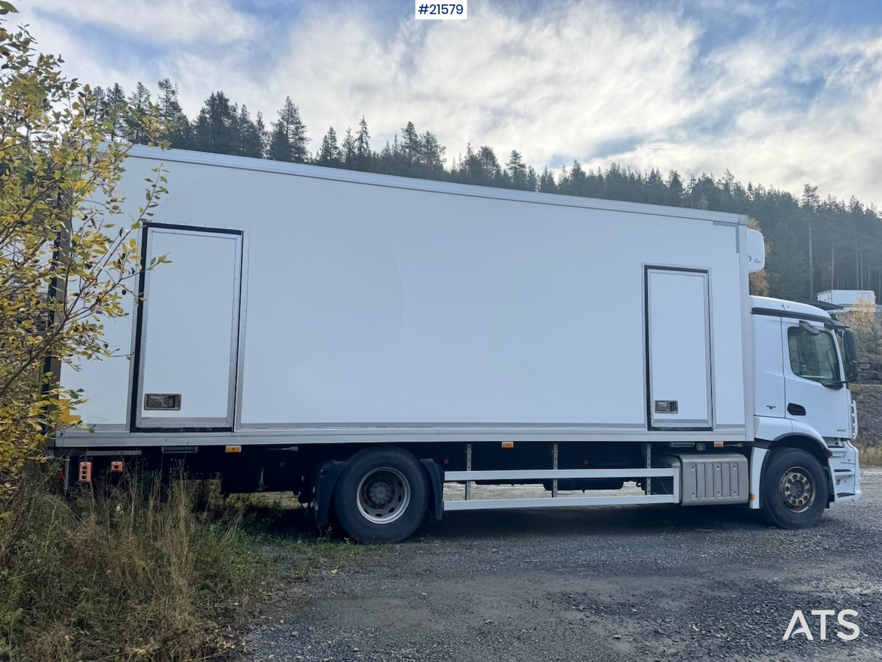 Mercedes-Benz Antos 1832 m/ Full sideåpning og Kjøl/frys. - Вантажівка з закритим кузовом: фото 4 Mercedes-Benz Antos 1832 m/ Full sideåpning og Kjøl/frys. - Вантажівка з закритим кузовом: фото 4