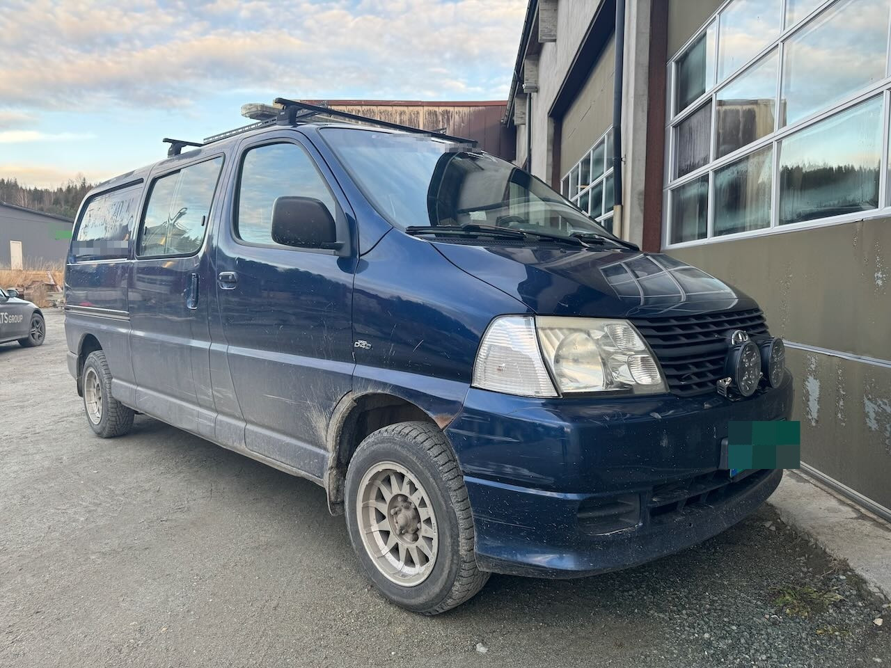 Toyota HIACE - Суцільнометалевий фургон: фото 2 Toyota HIACE - Суцільнометалевий фургон: фото 2