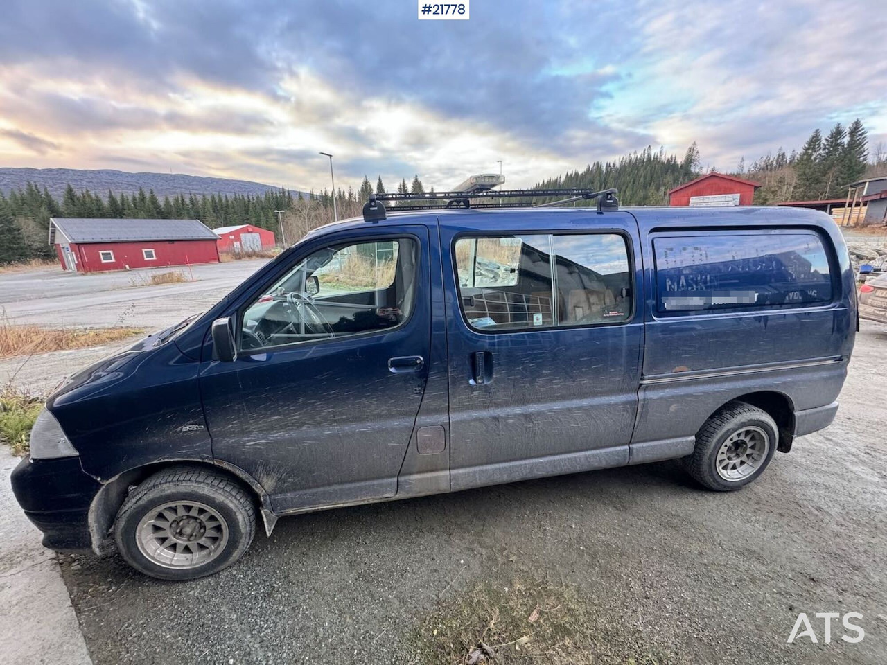 Toyota HIACE - Суцільнометалевий фургон: фото 4 Toyota HIACE - Суцільнометалевий фургон: фото 4