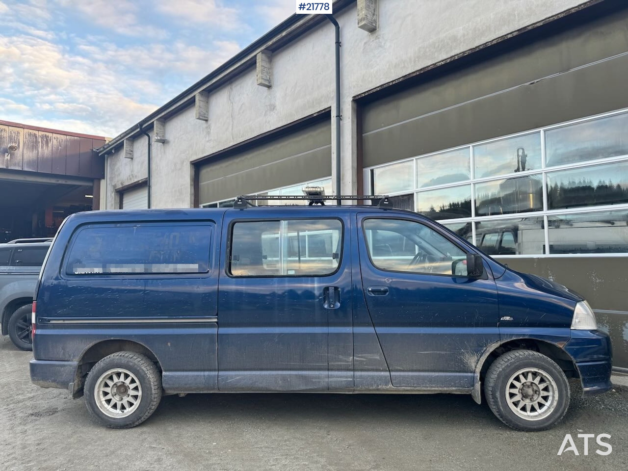 Toyota HIACE - Суцільнометалевий фургон: фото 1 Toyota HIACE - Суцільнометалевий фургон: фото 1