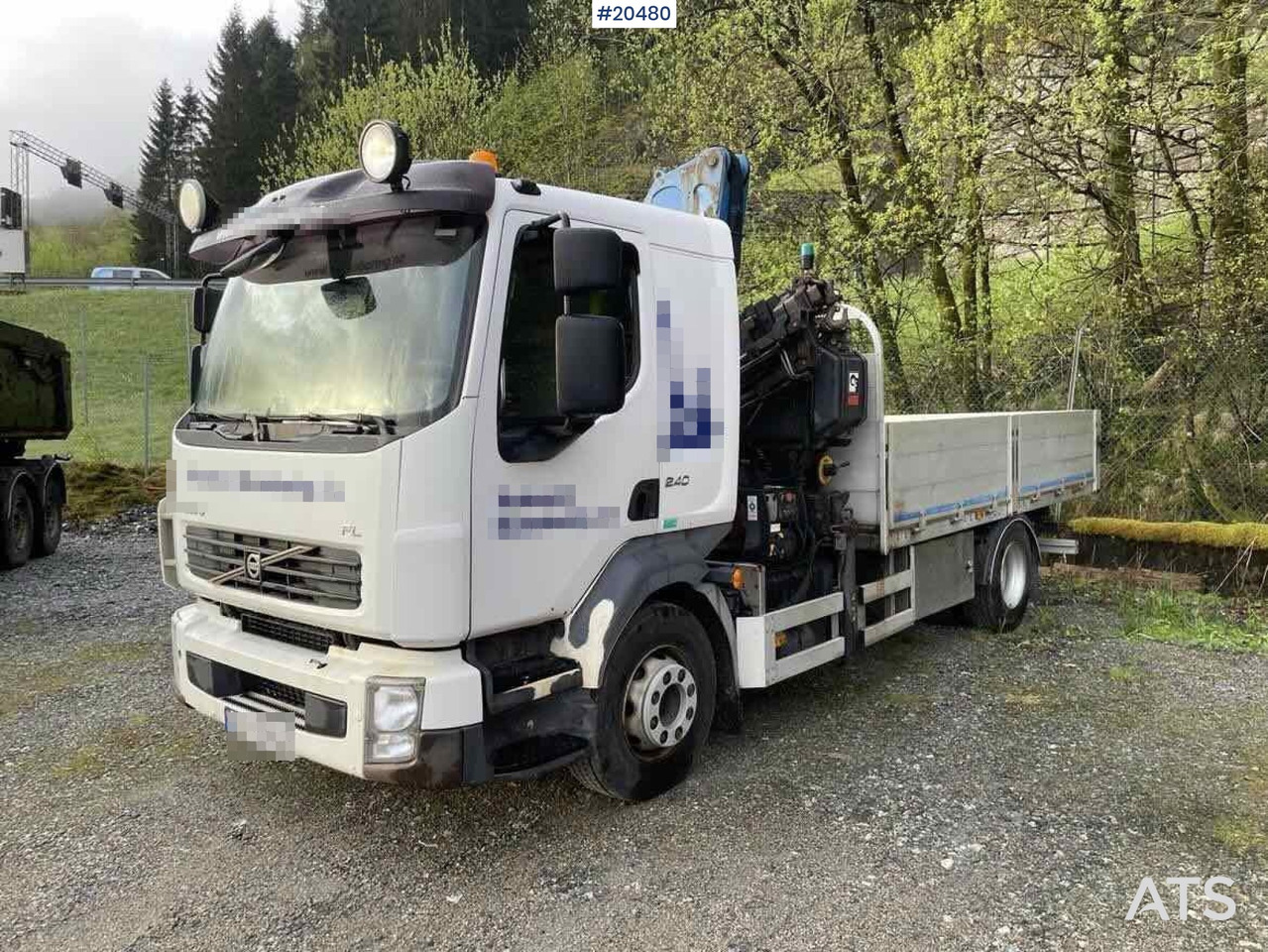 Volvo FL240 - Вантажівка з маніпулятором, Бортова вантажівка/ Платформа: фото 1 Volvo FL240 - Вантажівка з маніпулятором, Бортова вантажівка/ Платформа: фото 1