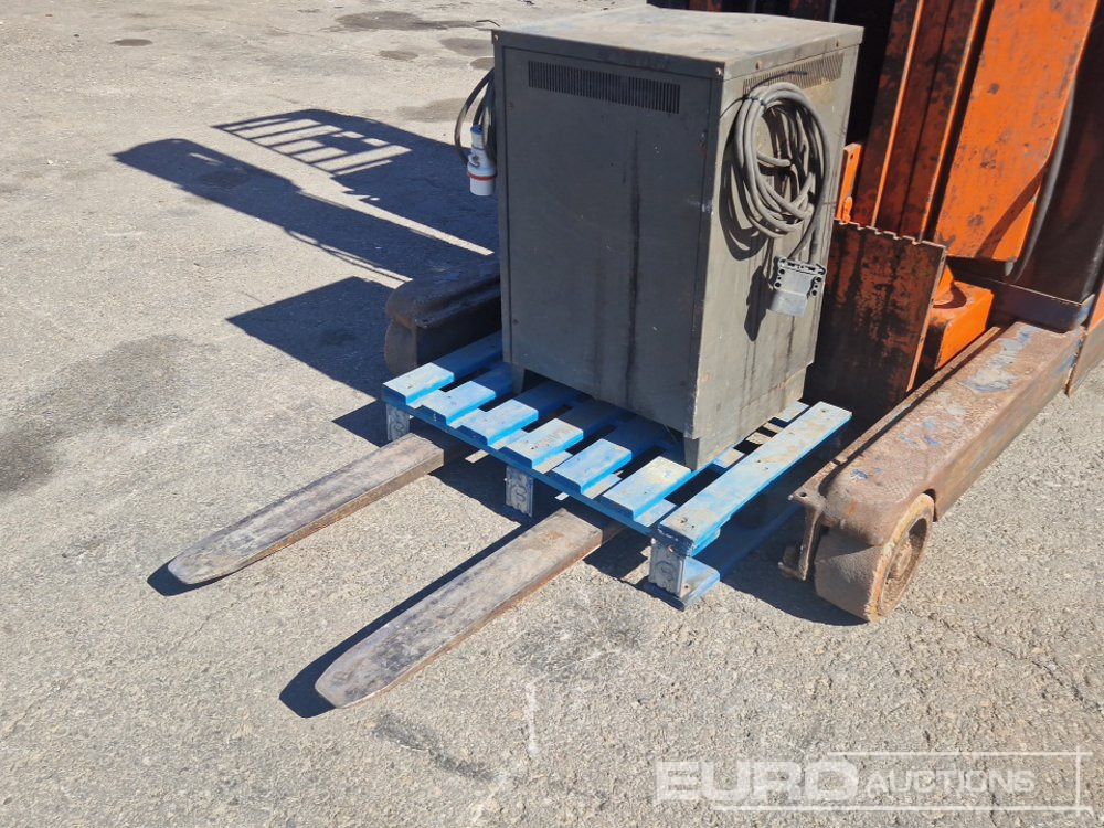 Toyota 16  1.6 Ton Electric Reach Forklift, 3 Mast, Forks, Charger - Навантажувач вилковий: фото 5 Toyota 16  1.6 Ton Electric Reach Forklift, 3 Mast, Forks, Charger - Навантажувач вилковий: фото 5