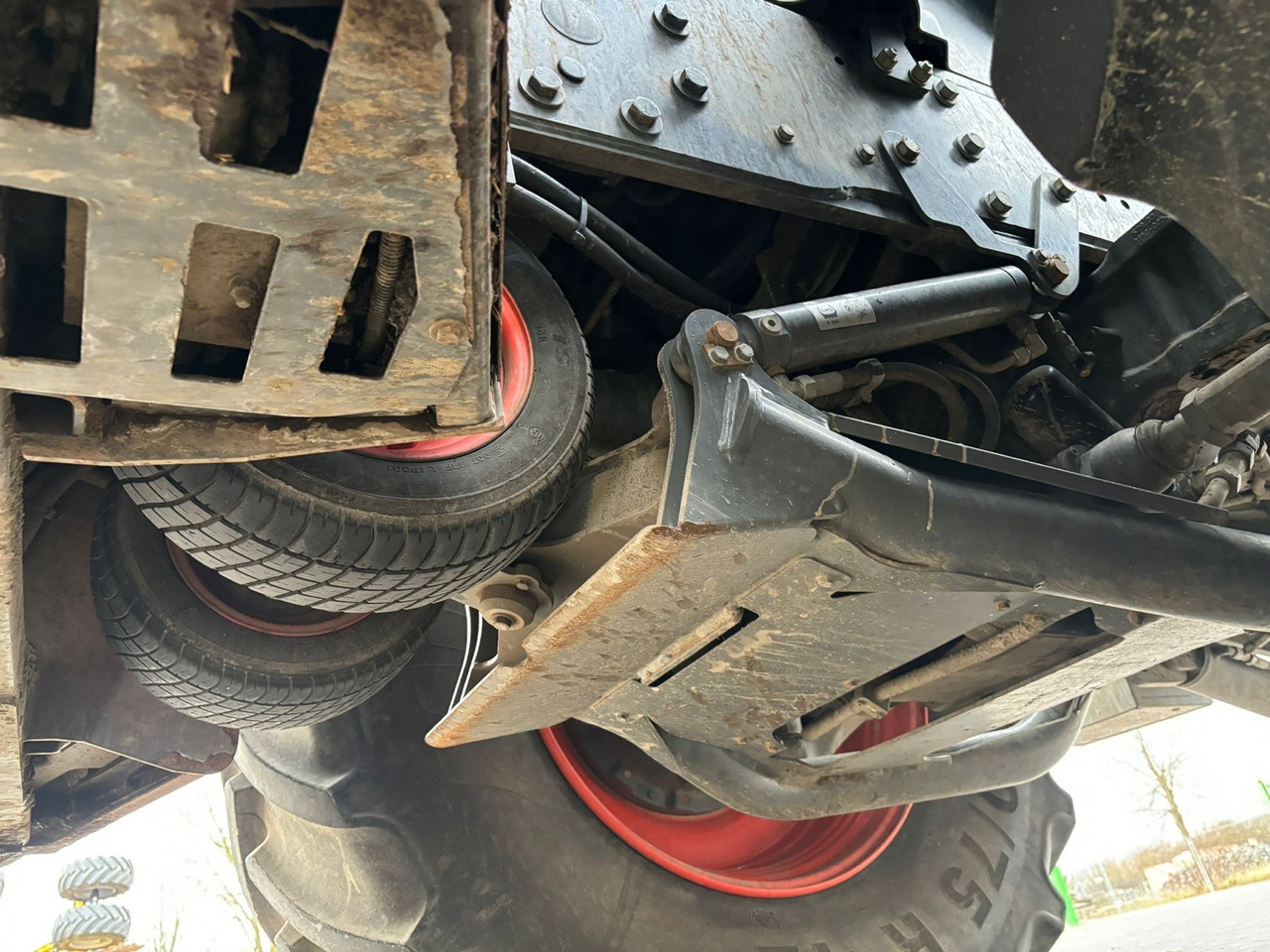 Claas Xerion 4200 Trac - Трактор: фото 3 Claas Xerion 4200 Trac - Трактор: фото 3