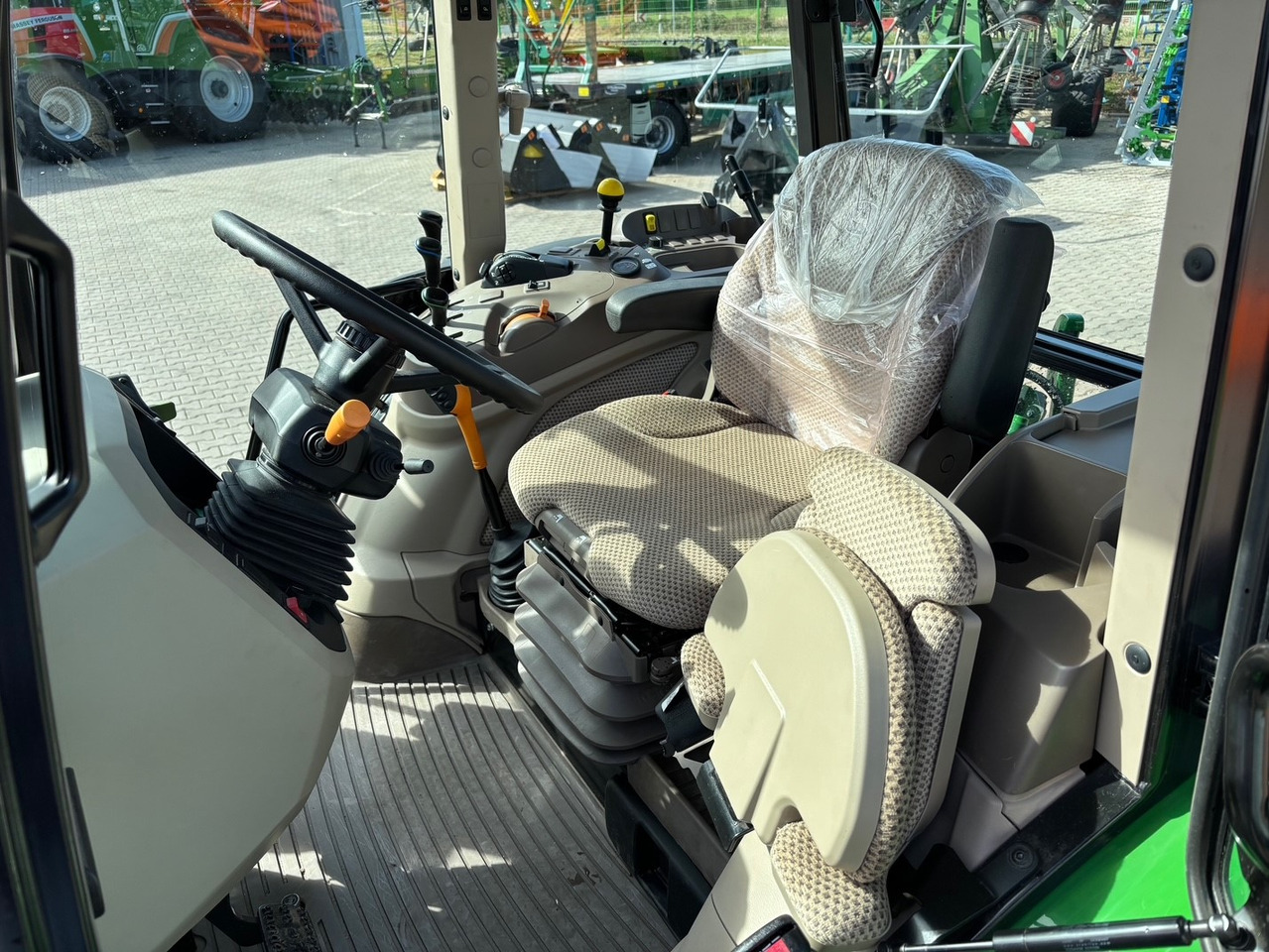 John Deere 5090 M - Трактор: фото 4 John Deere 5090 M - Трактор: фото 4