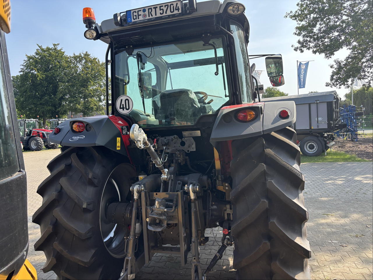 Massey Ferguson 5712M 4WD Cab Essential - Трактор: фото 3 Massey Ferguson 5712M 4WD Cab Essential - Трактор: фото 3