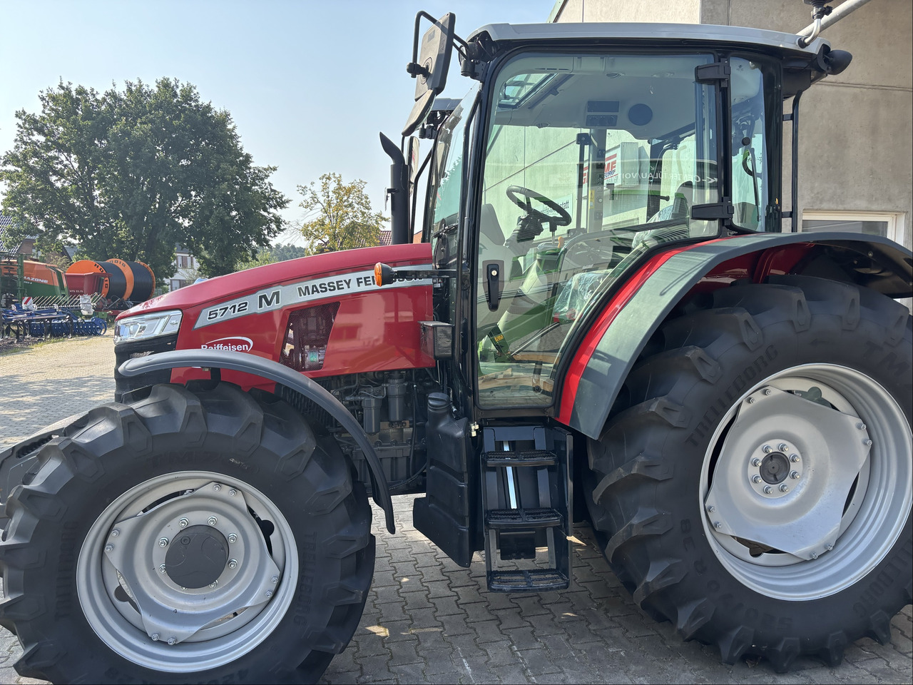 Massey Ferguson 5712M 4WD Cab Essential - Трактор: фото 1 Massey Ferguson 5712M 4WD Cab Essential - Трактор: фото 1
