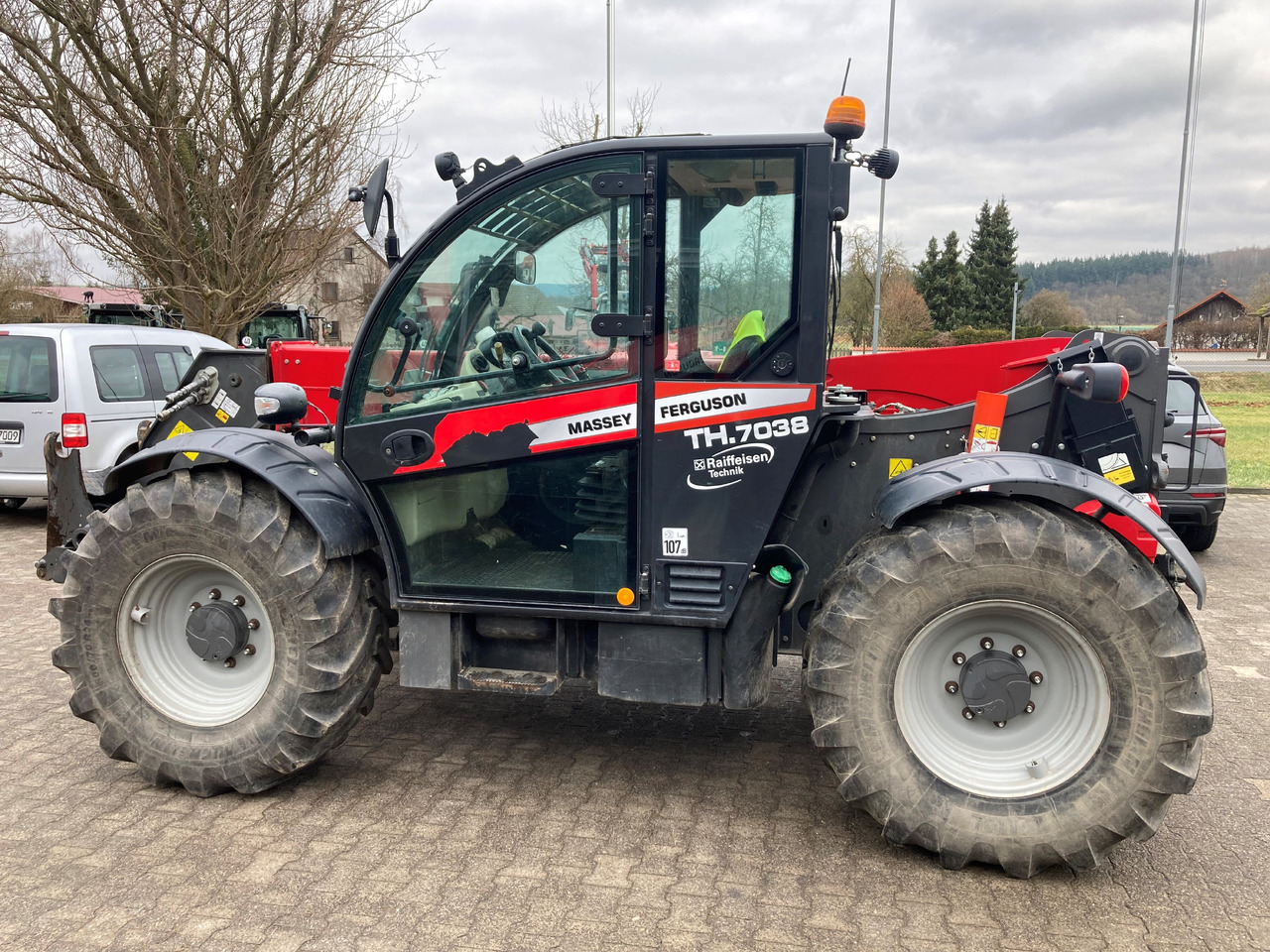 Massey Ferguson Telekoplader TH 7038 - Навантажувач телескопічний: фото 1 Massey Ferguson Telekoplader TH 7038 - Навантажувач телескопічний: фото 1