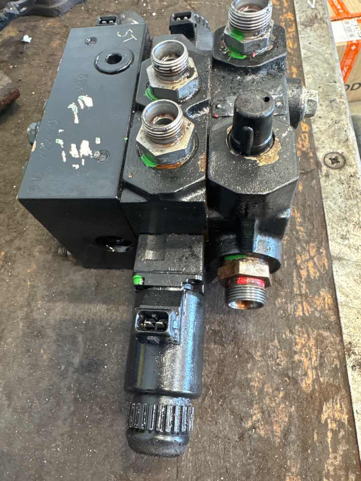 MAN STEERING VALVE 81.47103-6031 - Рульове управління в категорії Вантажівки: фото 2 MAN STEERING VALVE 81.47103-6031 - Рульове управління в категорії Вантажівки: фото 2