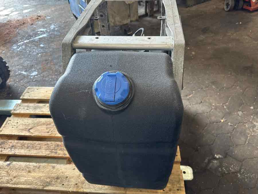 VOLVO ADBLUE TANK 21645367 - Паливна система в категорії Вантажівки: фото 3 VOLVO ADBLUE TANK 21645367 - Паливна система в категорії Вантажівки: фото 3