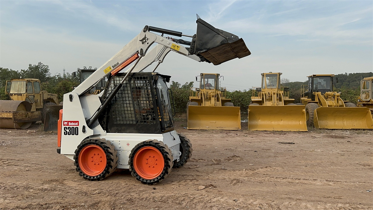 BOBCAT S300 - Міні-навантажувач: фото 2 BOBCAT S300 - Міні-навантажувач: фото 2