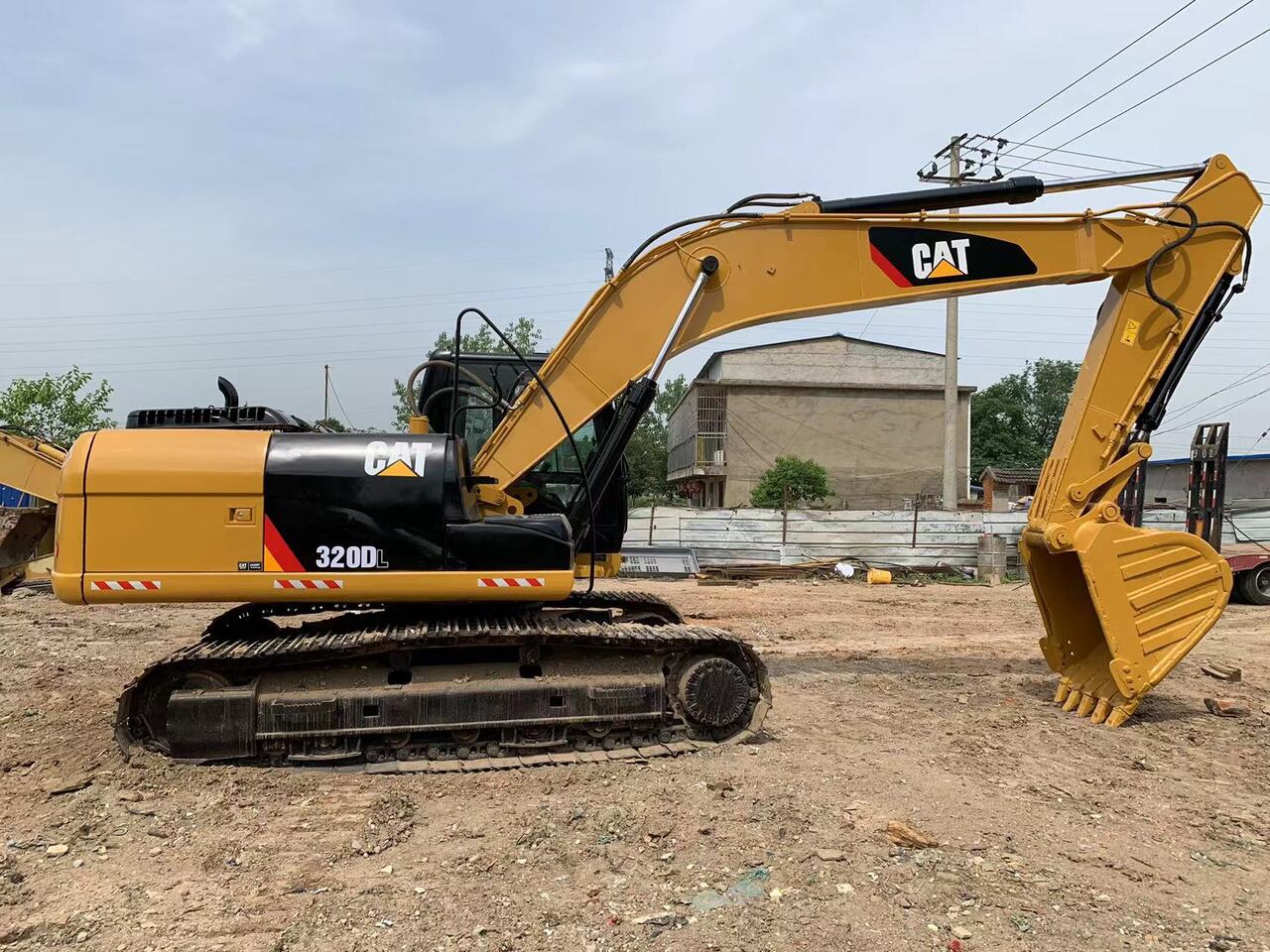 CATERPILLAR 320DL - Гусеничний екскаватор: фото 1 CATERPILLAR 320DL - Гусеничний екскаватор: фото 1
