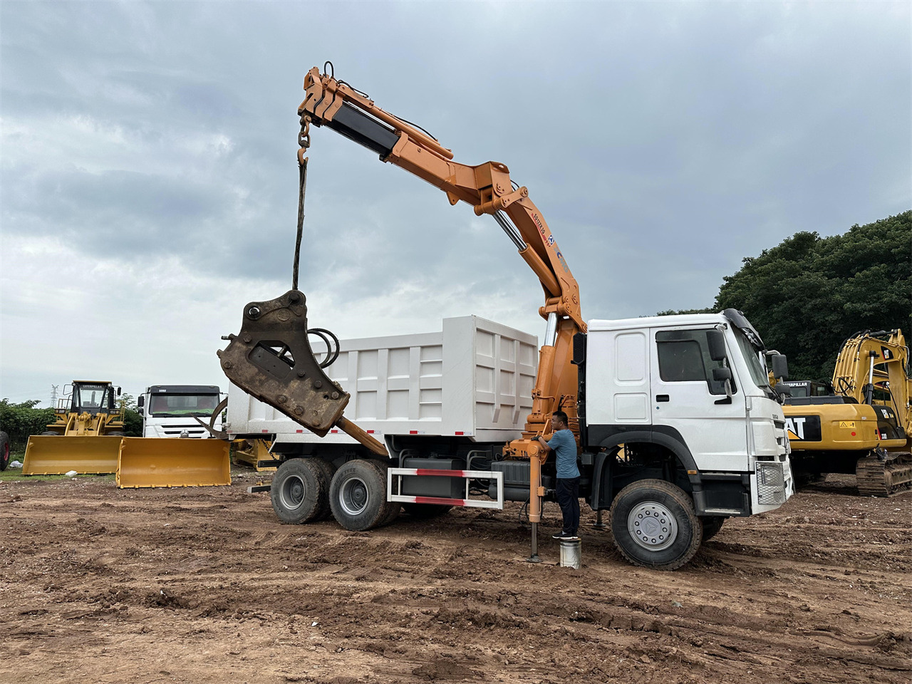 HOWO 371 Mounted Crane Dump truck - Вантажівка з маніпулятором: фото 2 HOWO 371 Mounted Crane Dump truck - Вантажівка з маніпулятором: фото 2
