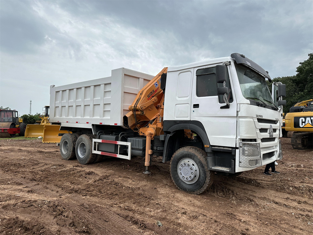 HOWO 371 Mounted Crane Dump truck - Вантажівка з маніпулятором: фото 4 HOWO 371 Mounted Crane Dump truck - Вантажівка з маніпулятором: фото 4