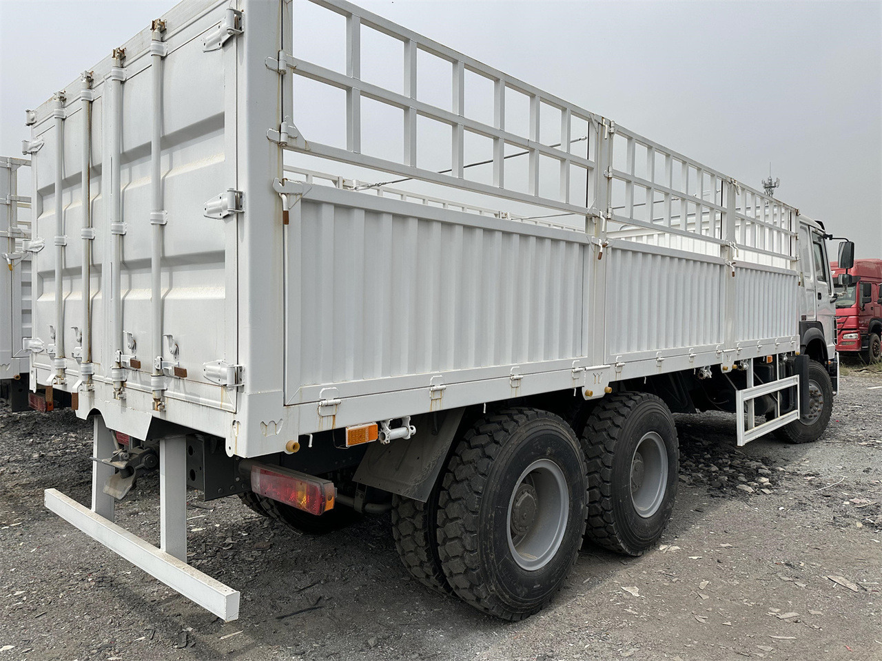 SINOTRUK HOWO 371 Cargo truck - Для перевезення худоби вантажівка: фото 5 SINOTRUK HOWO 371 Cargo truck - Для перевезення худоби вантажівка: фото 5
