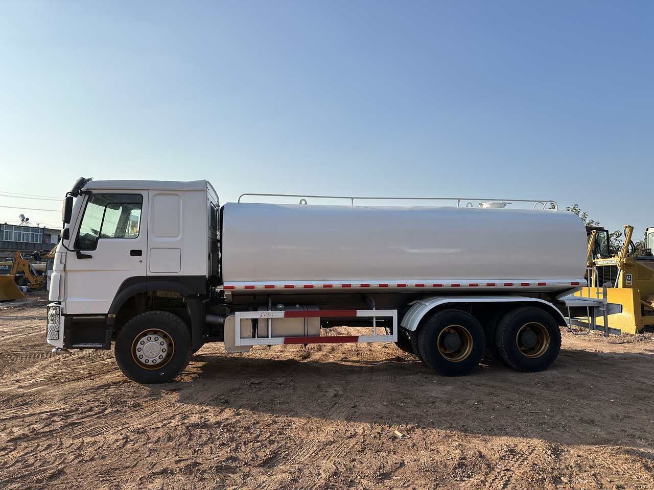 SINOTRUK HOWO 371 Water Tanker Truck - Вантажівка цистерна: фото 5 SINOTRUK HOWO 371 Water Tanker Truck - Вантажівка цистерна: фото 5