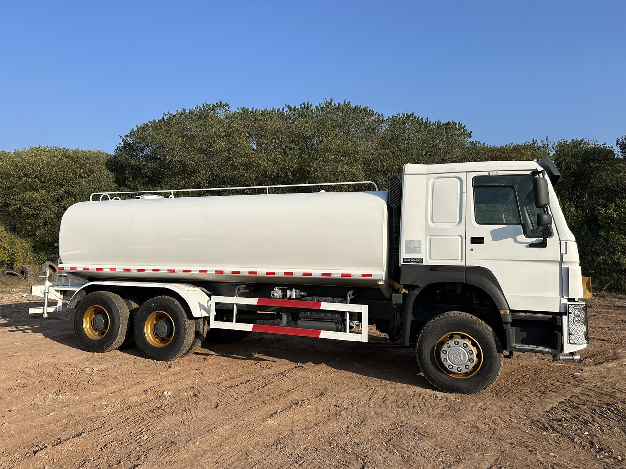 SINOTRUK HOWO 371 Water Tanker Truck - Вантажівка цистерна: фото 2 SINOTRUK HOWO 371 Water Tanker Truck - Вантажівка цистерна: фото 2
