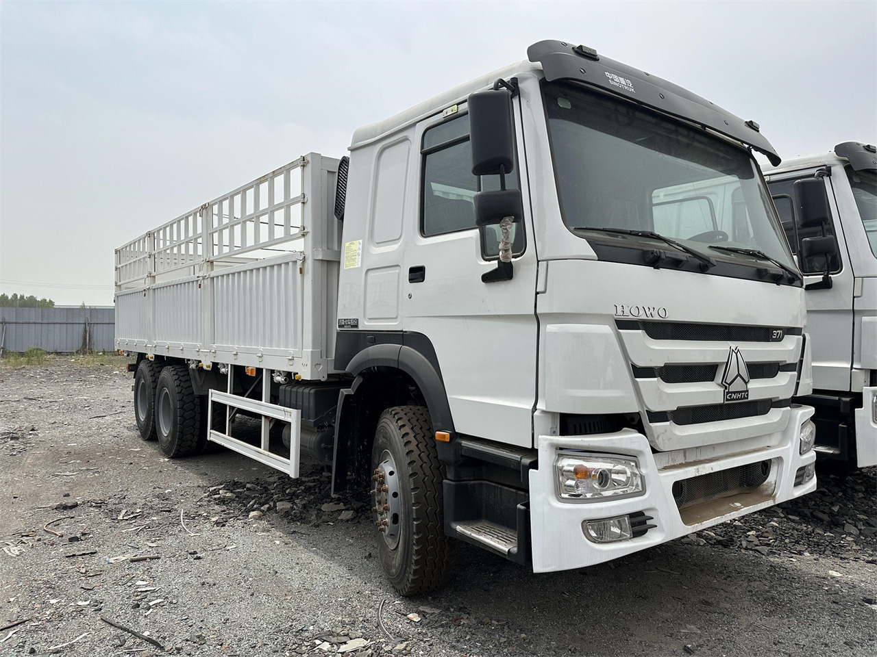 SINOTRUK HOWO 371hp fence truck - Для перевезення худоби вантажівка: фото 2 SINOTRUK HOWO 371hp fence truck - Для перевезення худоби вантажівка: фото 2
