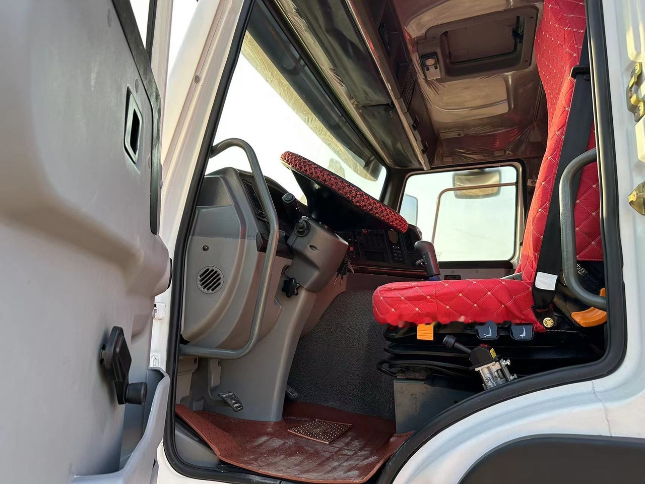 Самоскид вантажівка Для транспортування силосу SINOTRUK HOWO HOWO 371 6x4: фото 11