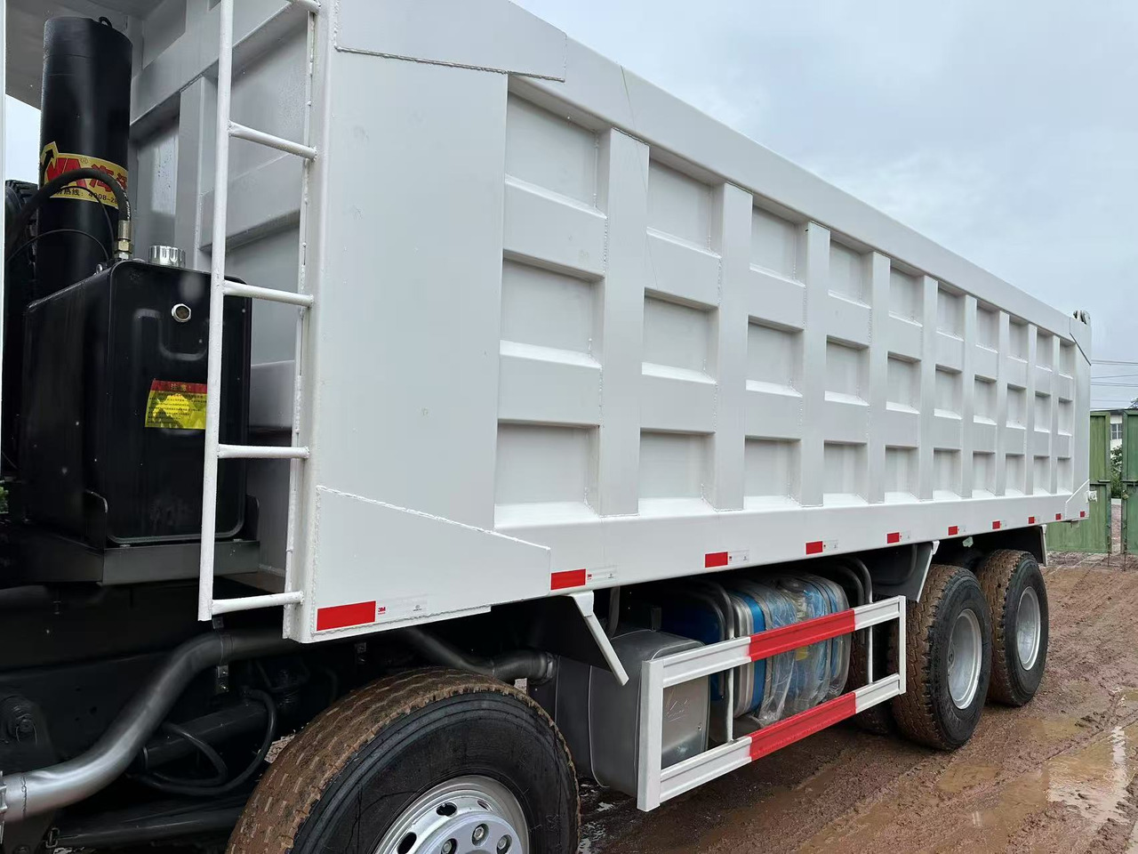 Самоскид вантажівка Для транспортування сипучих матеріалів Sinotruk HOWO 371hp 8x4 tipper truck: фото 9